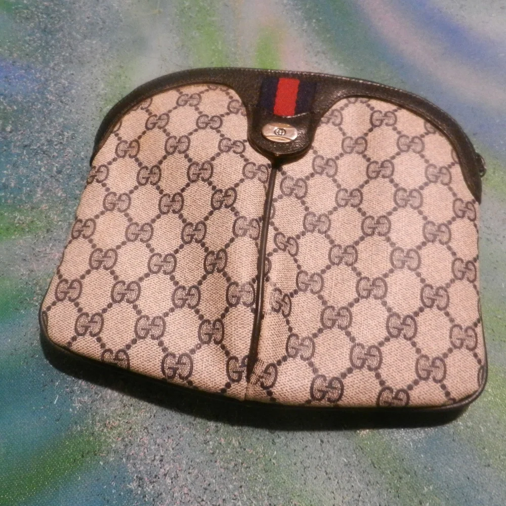 Gucci VTG collectible crossbody purse cream navy logo canvas curved shoulder bag - Picture 2 of 6